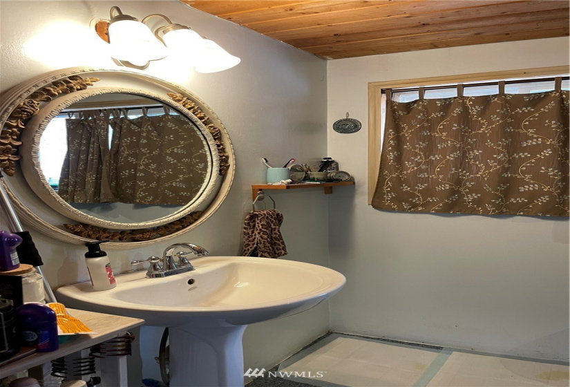 57 Slippery Hill, Republic, Washington 99166, 3 Bedrooms Bedrooms, ,1 BathroomBathrooms,Residential,For Sale,Slippery Hill,NWM1831147