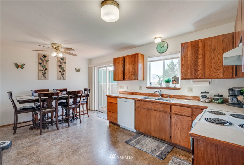 1496 Eastmont, East Wenatchee, Washington 98802, ,Residential Income,For Sale,Eastmont,NWM1832432