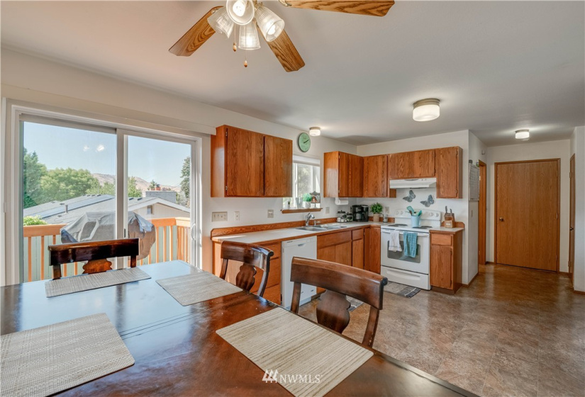 1496 Eastmont, East Wenatchee, Washington 98802, ,Residential Income,For Sale,Eastmont,NWM1832432