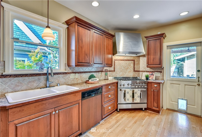 1713 Hoyt, Everett, Washington 98201, 5 Bedrooms Bedrooms, ,2 BathroomsBathrooms,Residential,For Sale,Hoyt,NWM1832018