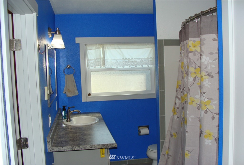 1017 Ivy, Moses Lake, Washington 98837, 4 Bedrooms Bedrooms, ,1 BathroomBathrooms,Residential,For Sale,Guffin Eccles ADD,Ivy,NWM1833624