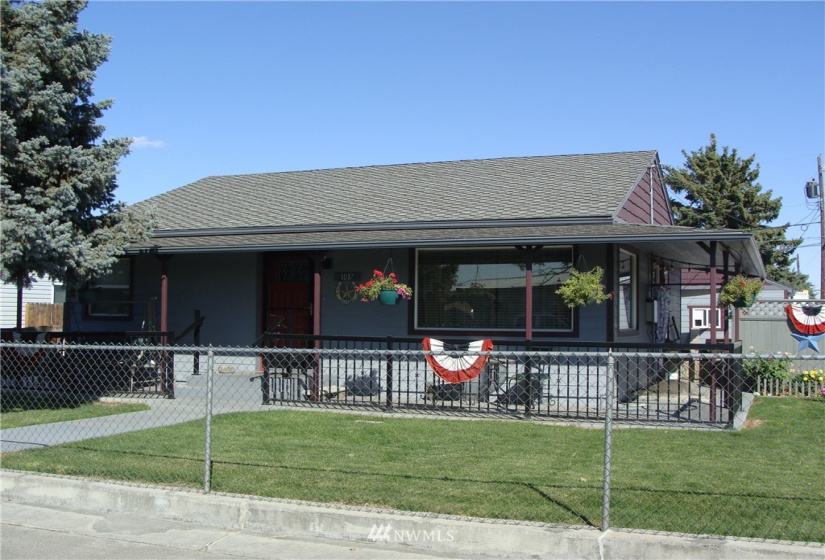 1017 Ivy, Moses Lake, Washington 98837, 4 Bedrooms Bedrooms, ,1 BathroomBathrooms,Residential,For Sale,Guffin Eccles ADD,Ivy,NWM1833624