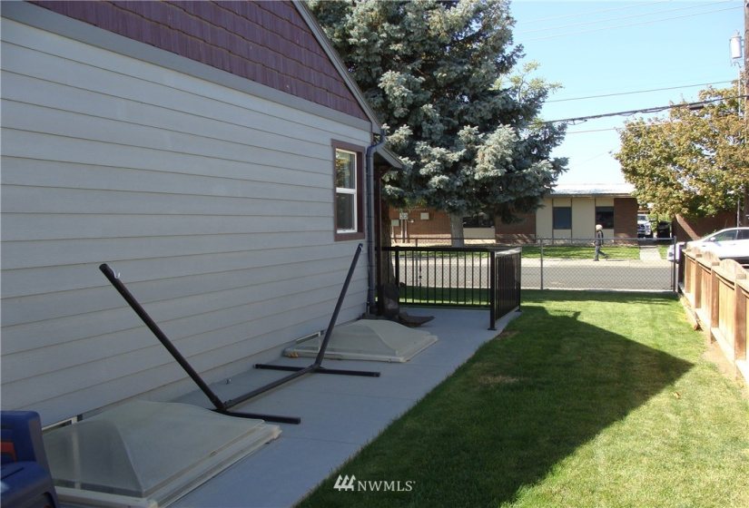 1017 Ivy, Moses Lake, Washington 98837, 4 Bedrooms Bedrooms, ,1 BathroomBathrooms,Residential,For Sale,Guffin Eccles ADD,Ivy,NWM1833624