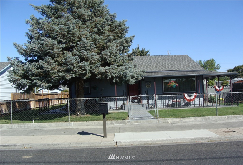 1017 Ivy, Moses Lake, Washington 98837, 4 Bedrooms Bedrooms, ,1 BathroomBathrooms,Residential,For Sale,Guffin Eccles ADD,Ivy,NWM1833624