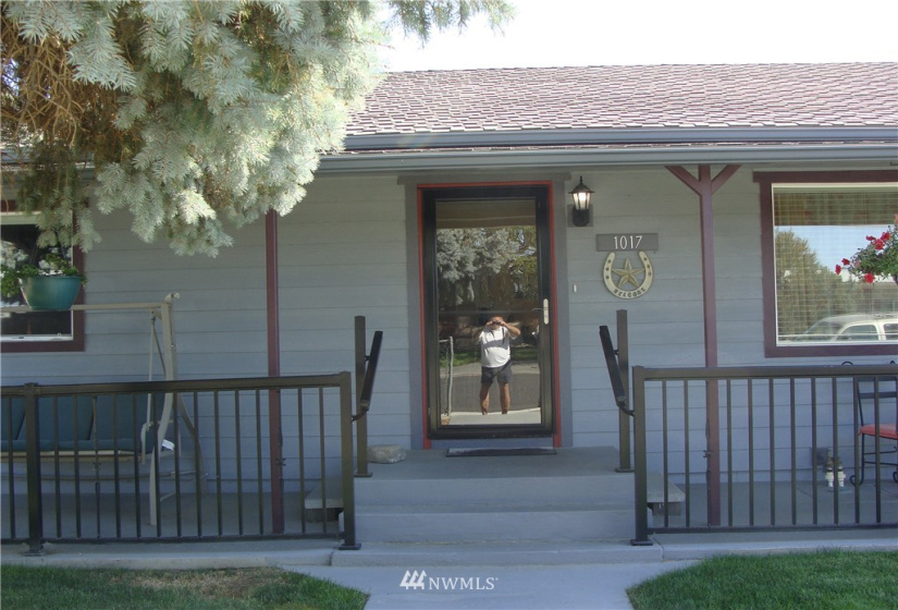 1017 Ivy, Moses Lake, Washington 98837, 4 Bedrooms Bedrooms, ,1 BathroomBathrooms,Residential,For Sale,Guffin Eccles ADD,Ivy,NWM1833624