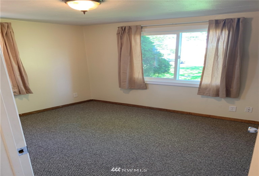 1033 Columbia, Moses Lake, Washington 98837, ,Residential Income,For Sale,Columbia,NWM1836675