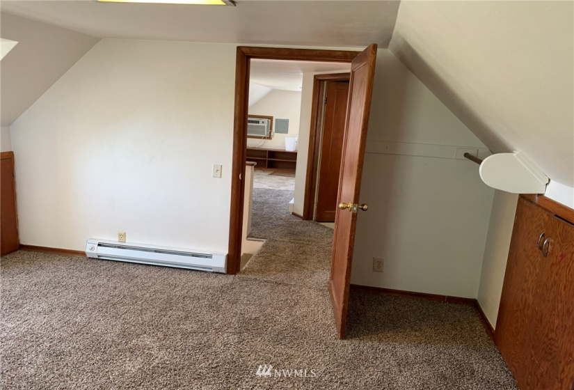 1033 Columbia, Moses Lake, Washington 98837, ,Residential Income,For Sale,Columbia,NWM1836675