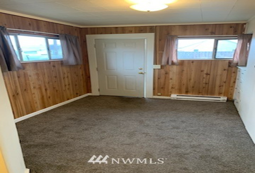 1033 Columbia, Moses Lake, Washington 98837, ,Residential Income,For Sale,Columbia,NWM1836675