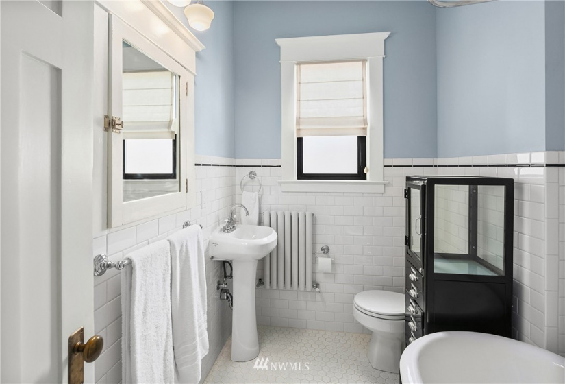 409 16th, Seattle, Washington 98112, 1 Bedroom Bedrooms, ,1 BathroomBathrooms,Residential,For Sale,The Gables,16th,NWM1837827