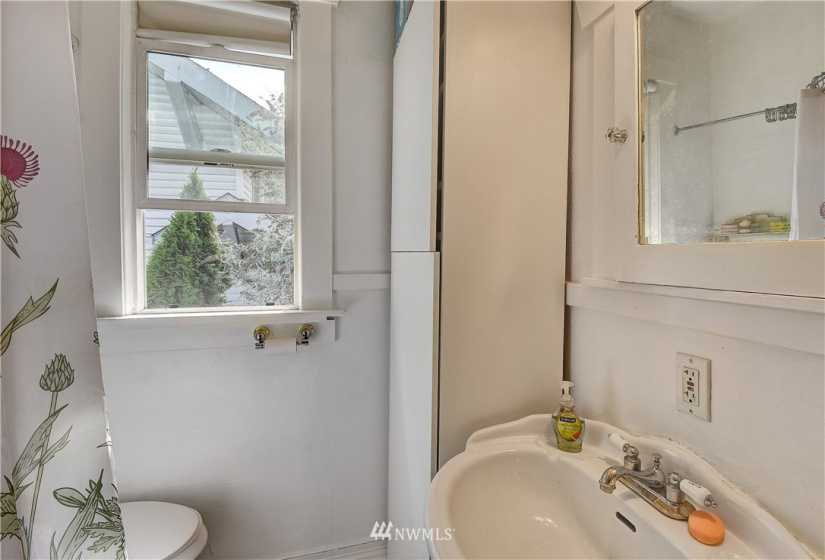 4733 5th, Seattle, Washington 98105, 3 Bedrooms Bedrooms, ,2 BathroomsBathrooms,Residential,For Sale,5th,NWM1839612