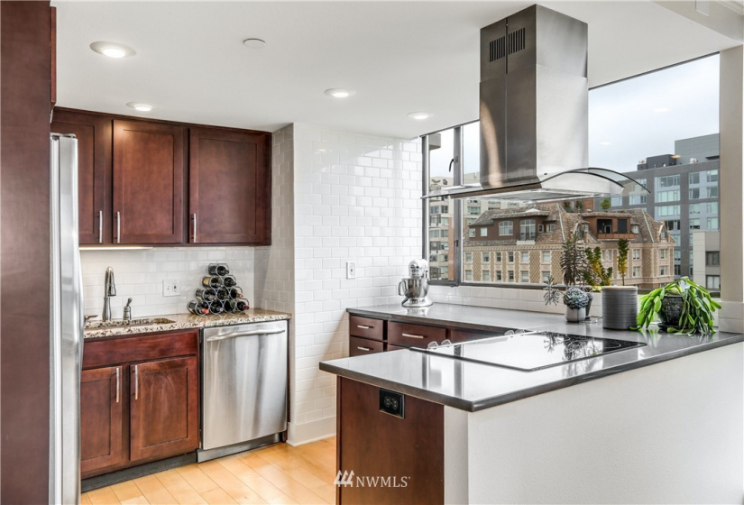 1101 Seneca, Seattle, Washington 98101, 3 Bedrooms Bedrooms, ,1 BathroomBathrooms,Residential,For Sale,Parkview Plaza,Seneca,NWM1842014
