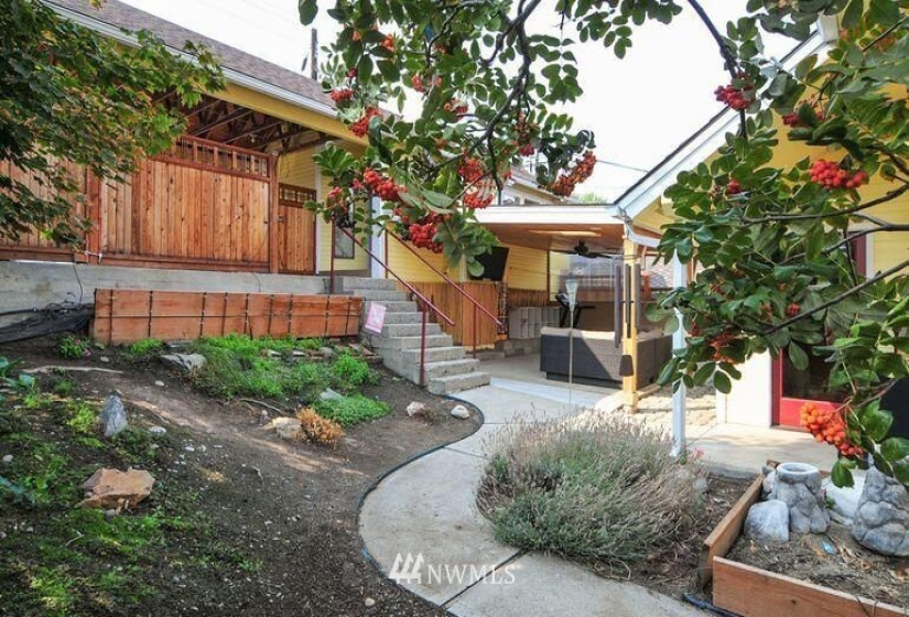 212 Chelan, Wenatchee, Washington 98801, ,Commercial Sale,For Sale,Chelan,NWM1842656