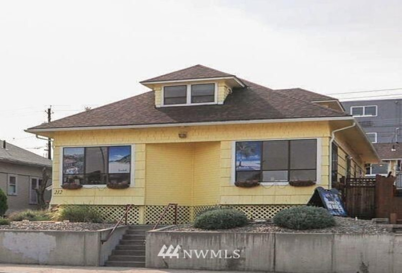 212 Chelan, Wenatchee, Washington 98801, ,Commercial Sale,For Sale,Chelan,NWM1842656