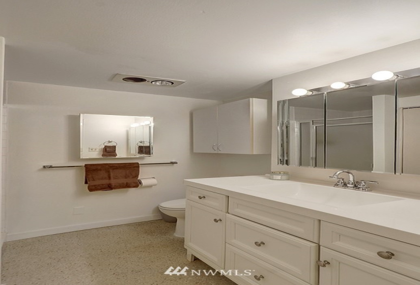 2100 3rd, Seattle, Washington 98121, 2 Bedrooms Bedrooms, ,1 BathroomBathrooms,Residential,For Sale,Royal Crest Condo,3rd,NWM1843219