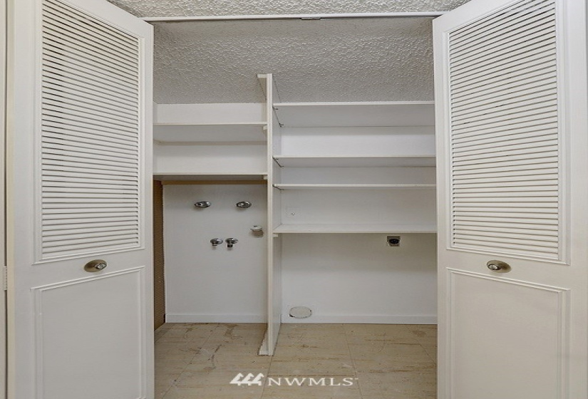 2100 3rd, Seattle, Washington 98121, 2 Bedrooms Bedrooms, ,1 BathroomBathrooms,Residential,For Sale,Royal Crest Condo,3rd,NWM1843219