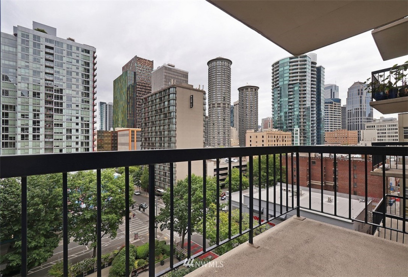 2100 3rd, Seattle, Washington 98121, 2 Bedrooms Bedrooms, ,1 BathroomBathrooms,Residential,For Sale,Royal Crest Condo,3rd,NWM1843219
