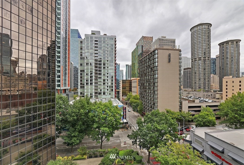 2100 3rd, Seattle, Washington 98121, 2 Bedrooms Bedrooms, ,1 BathroomBathrooms,Residential,For Sale,Royal Crest Condo,3rd,NWM1843219