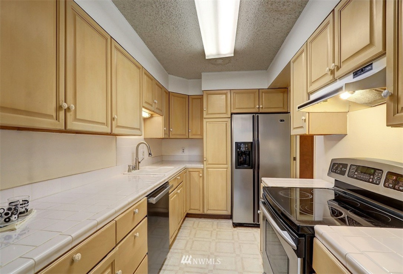 2100 3rd, Seattle, Washington 98121, 2 Bedrooms Bedrooms, ,1 BathroomBathrooms,Residential,For Sale,Royal Crest Condo,3rd,NWM1843219