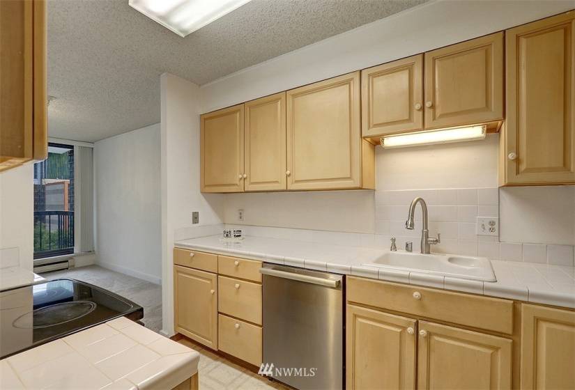 2100 3rd, Seattle, Washington 98121, 2 Bedrooms Bedrooms, ,1 BathroomBathrooms,Residential,For Sale,Royal Crest Condo,3rd,NWM1843219
