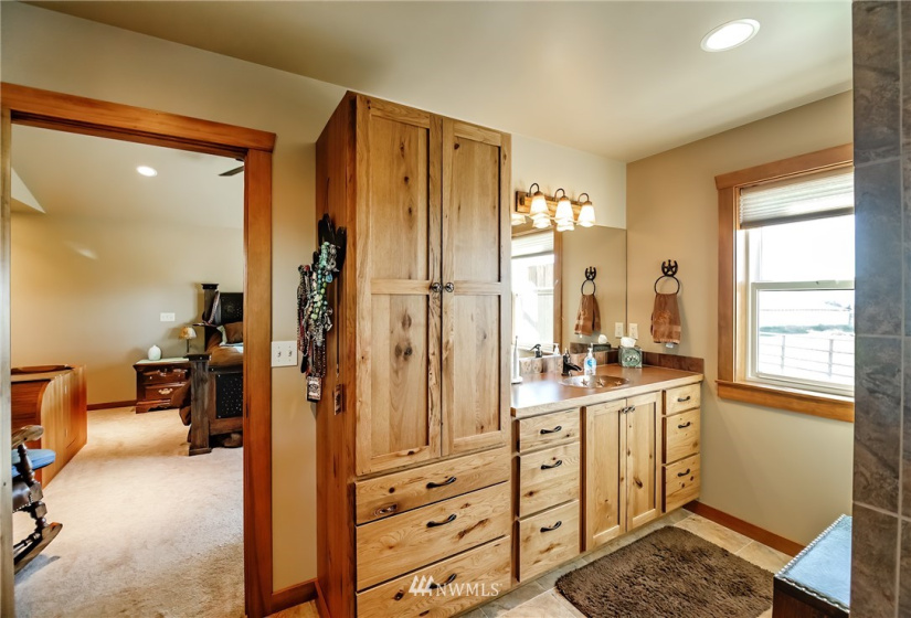 2690 Rader, Ellensburg, Washington 98926, 3 Bedrooms Bedrooms, ,1 BathroomBathrooms,Farm,For Sale,Rader,NWM1843704