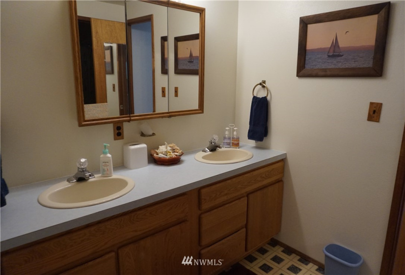 25505 US Highway 97, Pateros, Washington 98846, 5 Bedrooms Bedrooms, ,1 BathroomBathrooms,Residential,For Sale,US Highway 97,NWM1847052