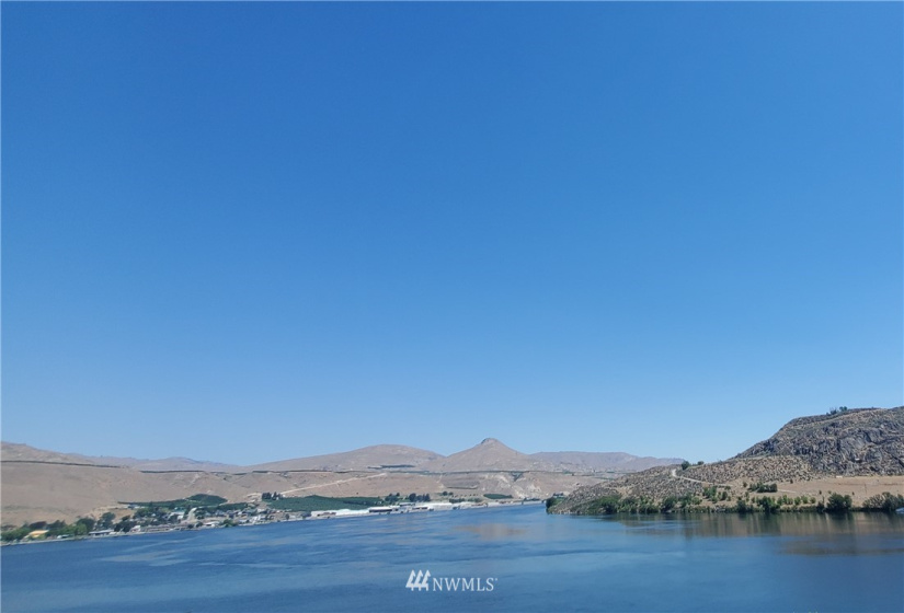 25505 US Highway 97, Pateros, Washington 98846, 5 Bedrooms Bedrooms, ,1 BathroomBathrooms,Residential,For Sale,US Highway 97,NWM1847052