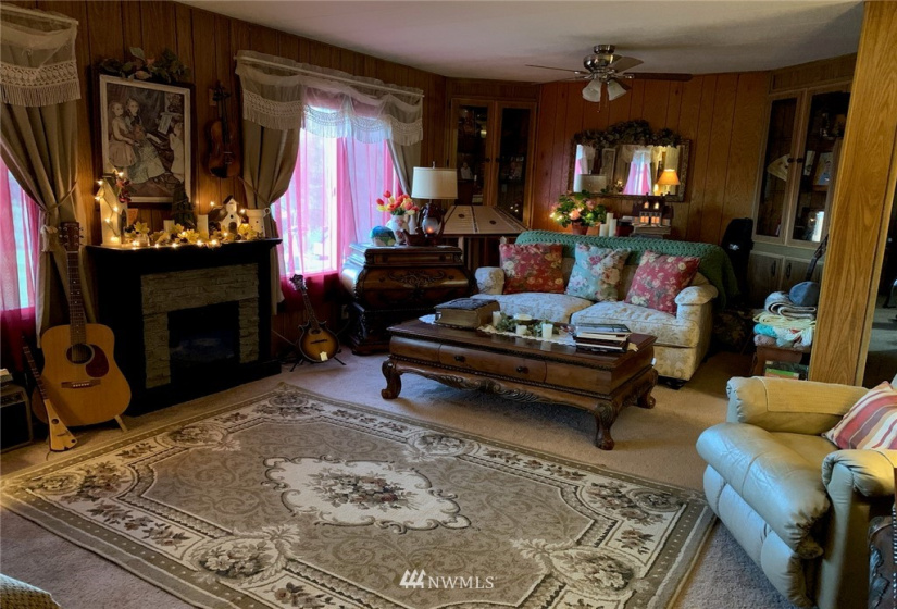 25505 US Highway 97, Pateros, Washington 98846, 5 Bedrooms Bedrooms, ,1 BathroomBathrooms,Residential,For Sale,US Highway 97,NWM1847052