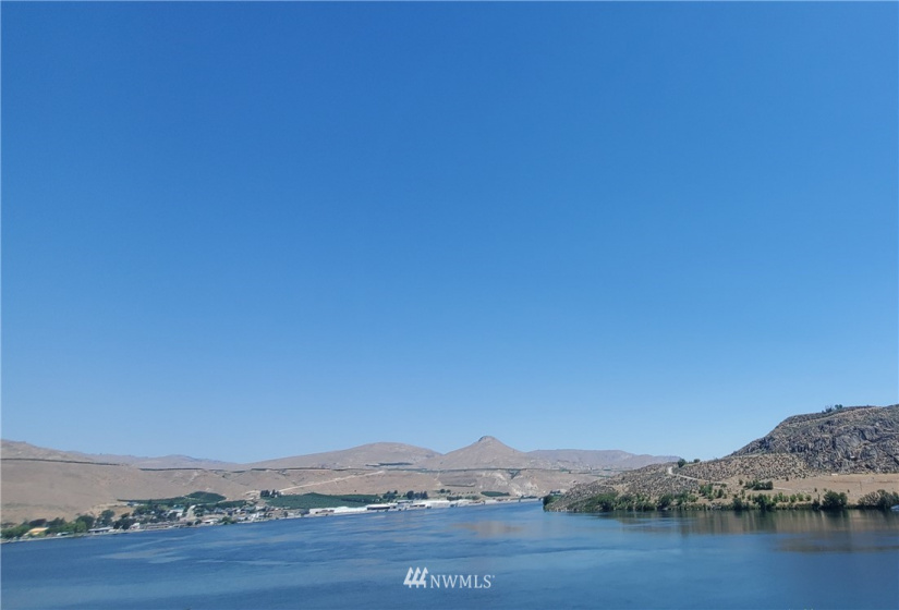 25505 US Highway 97, Pateros, Washington 98846, ,Residential Income,For Sale,US Highway 97,NWM1849225
