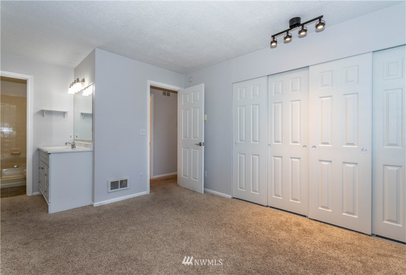 406 10th, Kirkland, Washington 98033, 2 Bedrooms Bedrooms, ,2 BathroomsBathrooms,Residential,For Sale,10th,NWM1847512