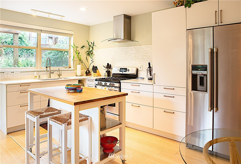 6000 17th, Seattle, Washington 98106, 4 Bedrooms Bedrooms, ,2 BathroomsBathrooms,Residential,For Sale,17th,NWM1846514
