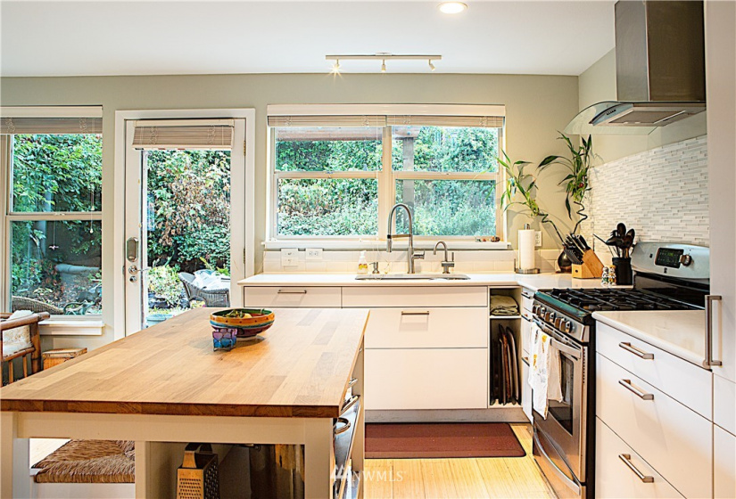 6000 17th, Seattle, Washington 98106, 4 Bedrooms Bedrooms, ,2 BathroomsBathrooms,Residential,For Sale,17th,NWM1846514
