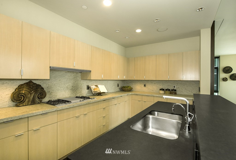 715 2nd, Seattle, Washington 98104, 2 Bedrooms Bedrooms, ,2 BathroomsBathrooms,Residential,For Sale,Millennium Tower,2nd,NWM1851993