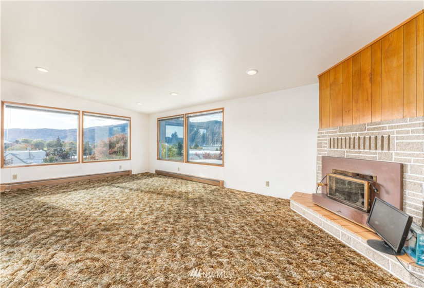 210 Totem Pole, Manson, Washington 98831, 3 Bedrooms Bedrooms, ,2 BathroomsBathrooms,Residential,For Sale,Totem Pole,NWM1856353