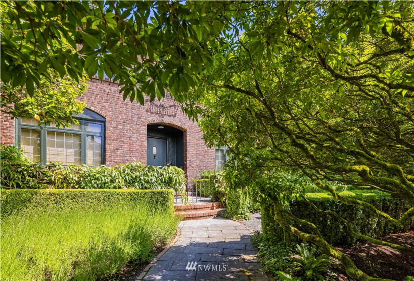926 Harvard, Seattle, Washington 98102, 4 Bedrooms Bedrooms, ,1 BathroomBathrooms,Residential,For Sale,Harvard,NWM1856019