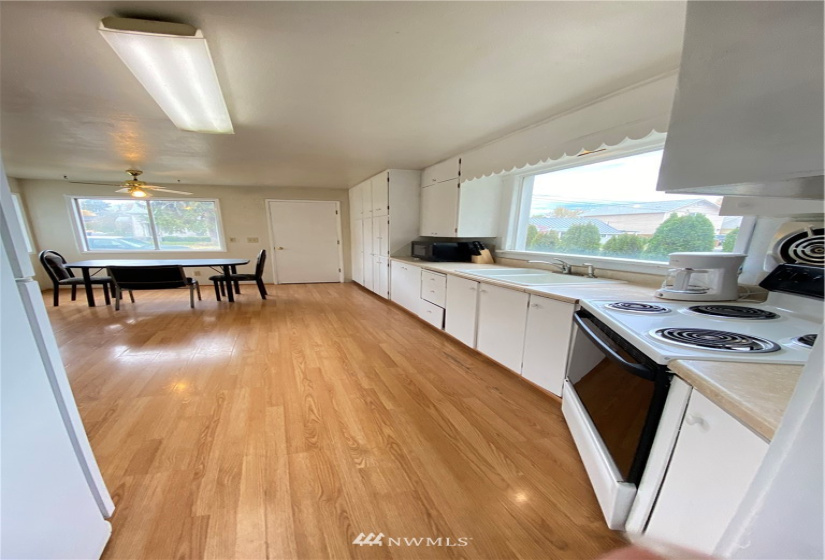 326 6th, College Place, Washington 99362, 4 Bedrooms Bedrooms, ,2 BathroomsBathrooms,Residential,For Sale,6th,NWM1859592