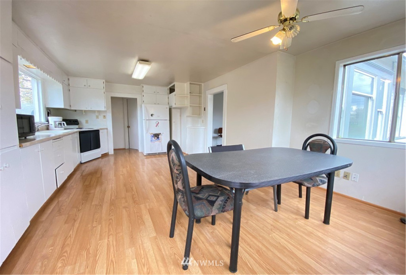 326 6th, College Place, Washington 99362, 4 Bedrooms Bedrooms, ,2 BathroomsBathrooms,Residential,For Sale,6th,NWM1859592