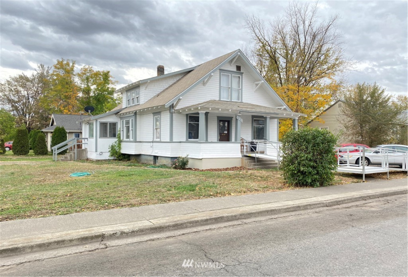 326 6th, College Place, Washington 99362, 4 Bedrooms Bedrooms, ,2 BathroomsBathrooms,Residential,For Sale,6th,NWM1859592