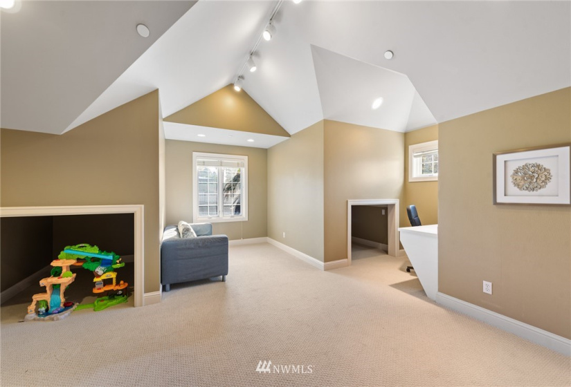 9410 24th, Clyde Hill, Washington 98004, 4 Bedrooms Bedrooms, ,2 BathroomsBathrooms,Residential Lease,For Rent,24th,NWM1861388