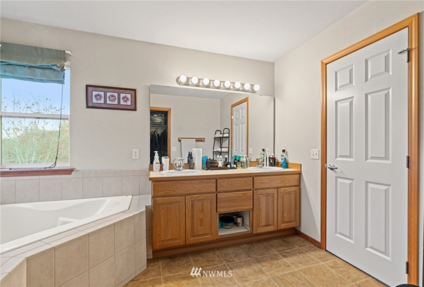 10007 31st, Everett, Washington 98208, 4 Bedrooms Bedrooms, ,2 BathroomsBathrooms,Residential,For Sale,31st,NWM1861757