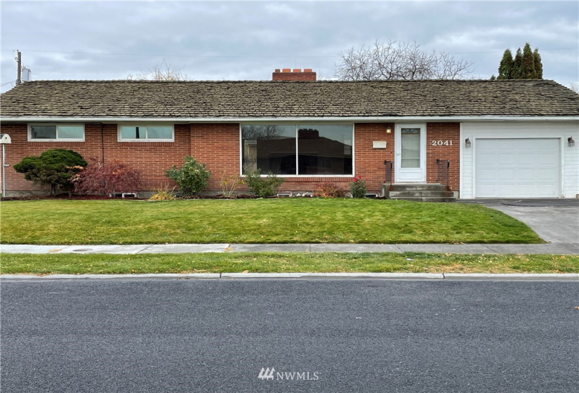 2041 Crestmont, Moses Lake, Washington 98837, 4 Bedrooms Bedrooms, ,1 BathroomBathrooms,Residential,For Sale,Montlake Add #1,Crestmont,NWM1862904