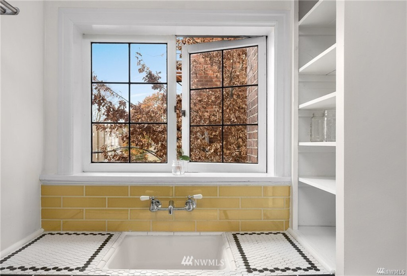 1101 17th, Seattle, Washington 98122, 1 Bedroom Bedrooms, ,1 BathroomBathrooms,Residential,For Sale,Mayfair Manor Condo,17th,NWM1863591