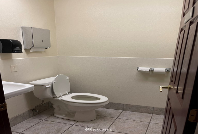 210 3rd Ave Suite A, Moses Lake, Washington 98837, 7 Bedrooms Bedrooms, ,Residential Lease,For Rent,3rd Ave Suite A,NWM1863815