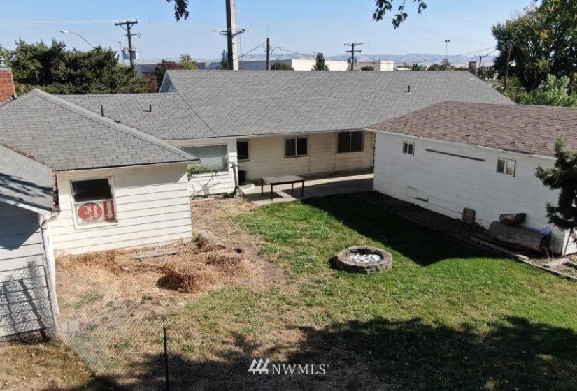 467 Carey, College Place, Washington 99324, 3 Bedrooms Bedrooms, ,2 BathroomsBathrooms,Residential,For Sale,Blalock Orchards,Carey,NWM1852227