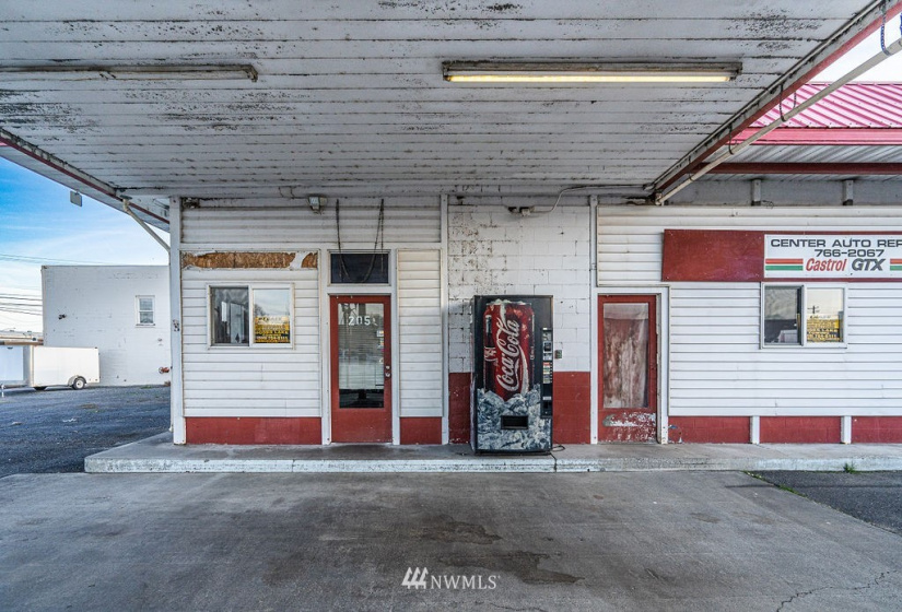 205 Broadway, Moses Lake, Washington 98837, ,Commercial Sale,For Sale,Broadway,NWM1866300