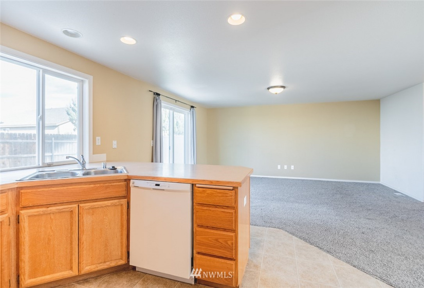 458 Trout, Moses Lake, Washington 98837, 4 Bedrooms Bedrooms, ,2 BathroomsBathrooms,Residential,For Sale,Trout,NWM1866981