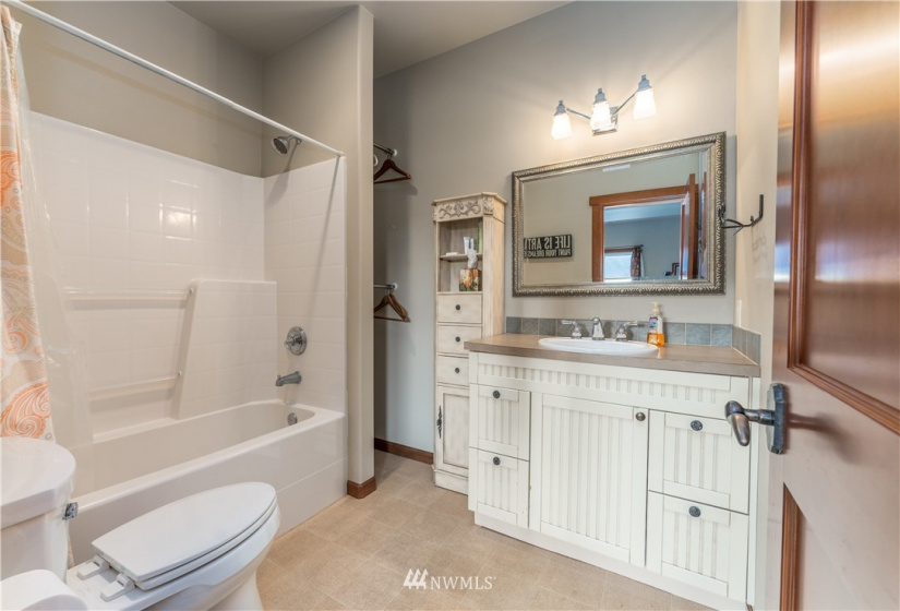 103 American Way, Manson, Washington 98831, 3 Bedrooms Bedrooms, ,2 BathroomsBathrooms,Residential,For Sale,American Way,NWM1869545