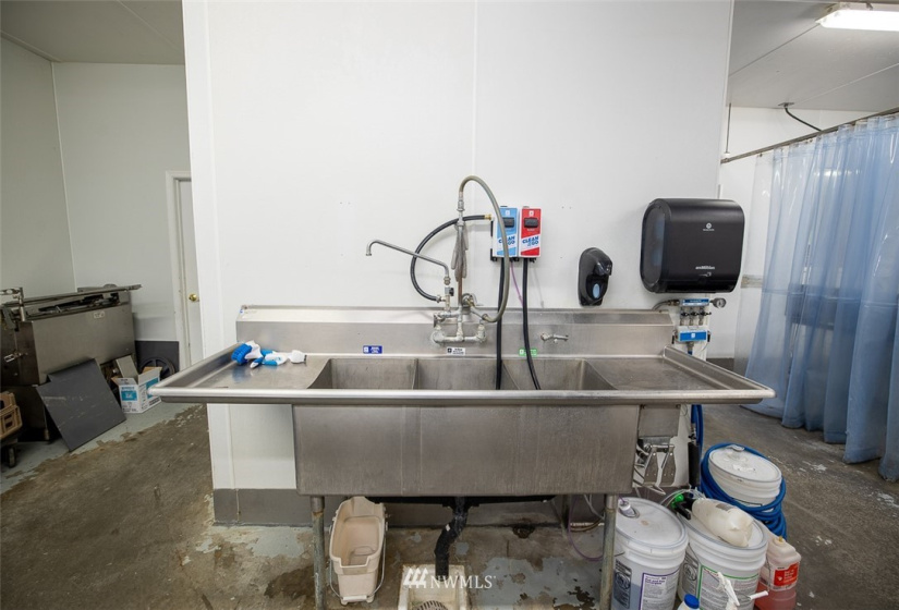38 Tonasket Shop, Tonasket, Washington 98855, ,Commercial Sale,For Sale,Tonasket Shop,NWM1869066