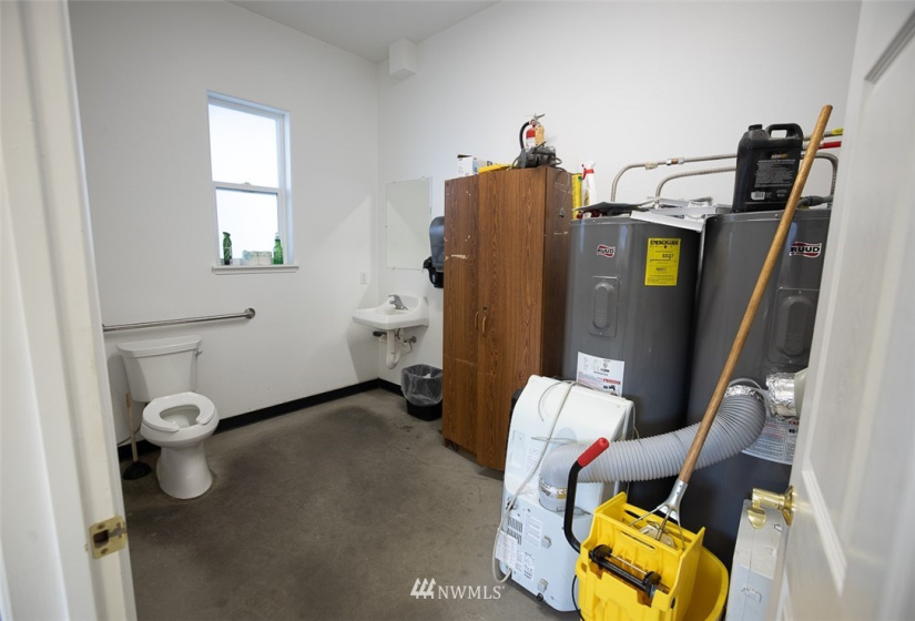 38 Tonasket Shop, Tonasket, Washington 98855, ,Commercial Sale,For Sale,Tonasket Shop,NWM1869066