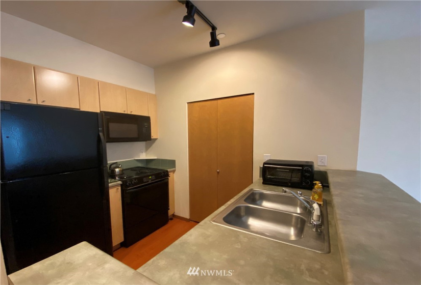 668 Lane, Seattle, Washington 98104, ,1 BathroomBathrooms,Residential Lease,For Rent,Lane,NWM1870383