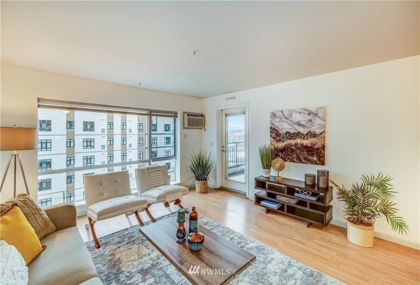 321 10th, Seattle, Washington 98104, 2 Bedrooms Bedrooms, ,1 BathroomBathrooms,Residential,For Sale,Stadium View,10th,NWM1860829
